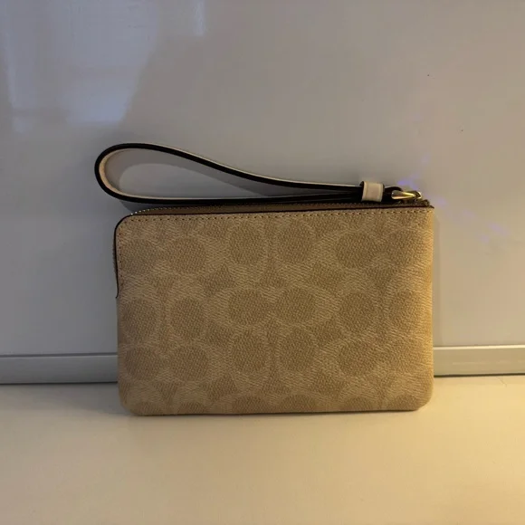Coach - NWT - Beige and Cream Wristlet - Picture 2 of 4